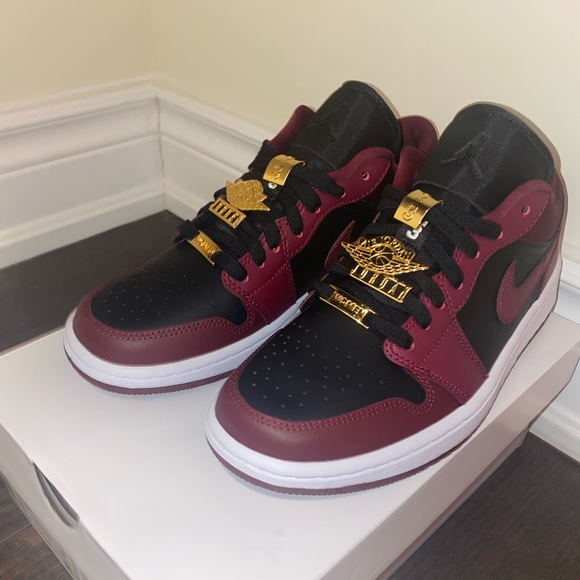 Wmns Air Jordan 1 Low SE 'Dark Beetroot' - Picture 3 of 3